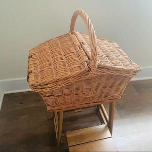 Picnic basket in mint condition